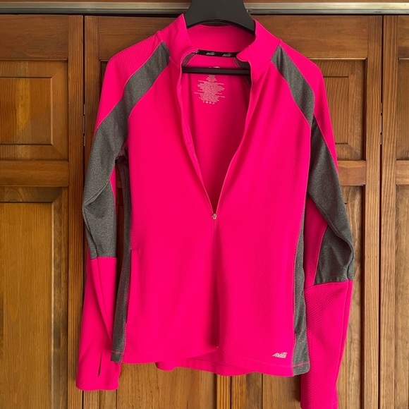 Woman’s workout zip up - Picture 2 of 3